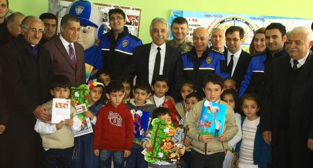 Türküler eşliğinde karne dağıtımı yapıldı