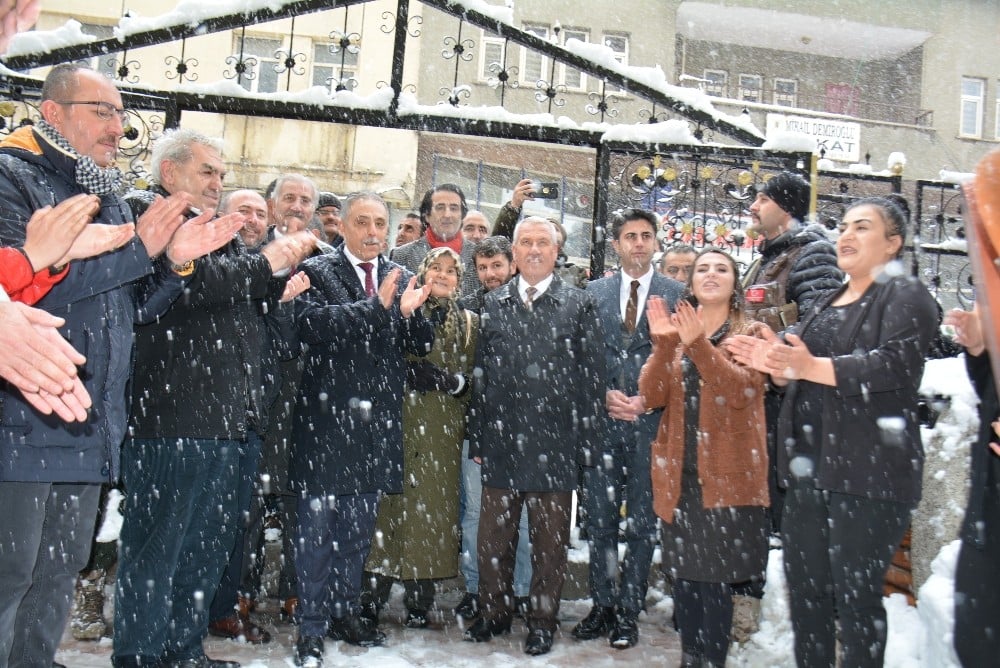 Hakkari eski Valisi Toprak’a görkemli karşılama 