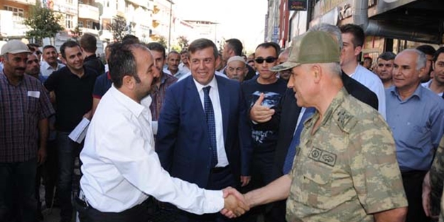 Hakkari halkı 'Kahraman' Komutan Çetin'i bağrına bastı