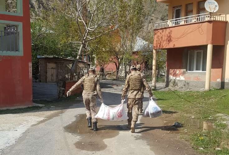 Hakkari Jandarma ekiplerinden örnek davranış 