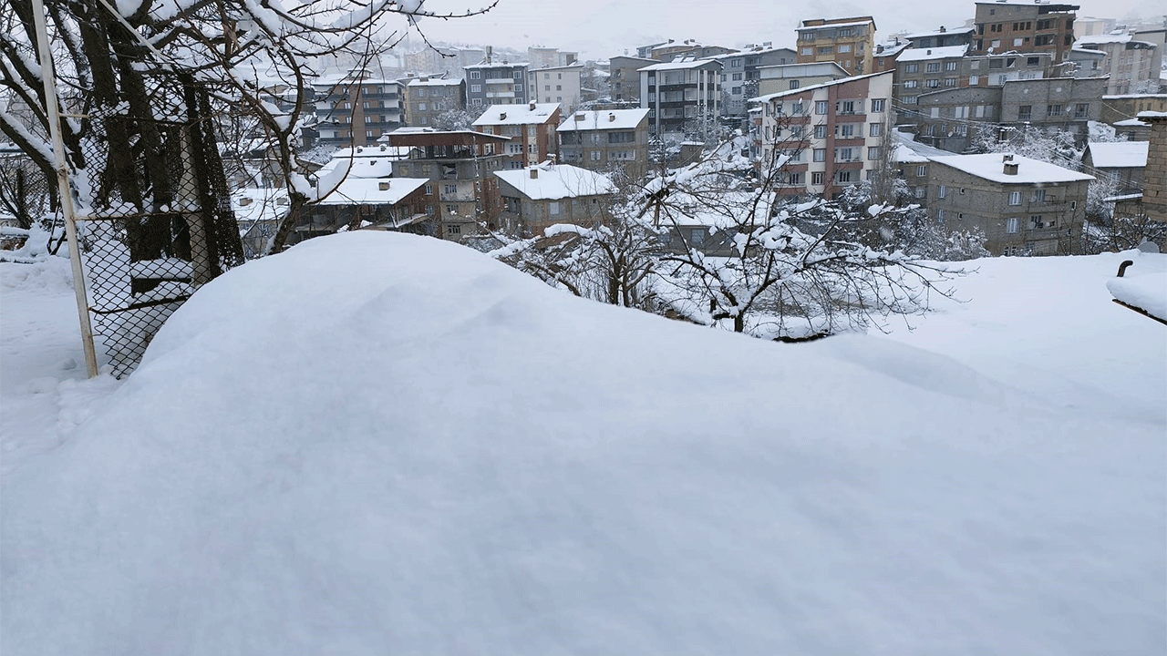 Hakkari kara teslim! 190 yerleşim yerinin yolu kapandı