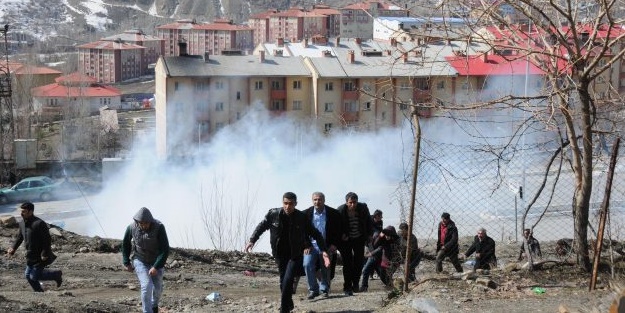 Hakkari karıştı: Terörist cenazesinde olay!