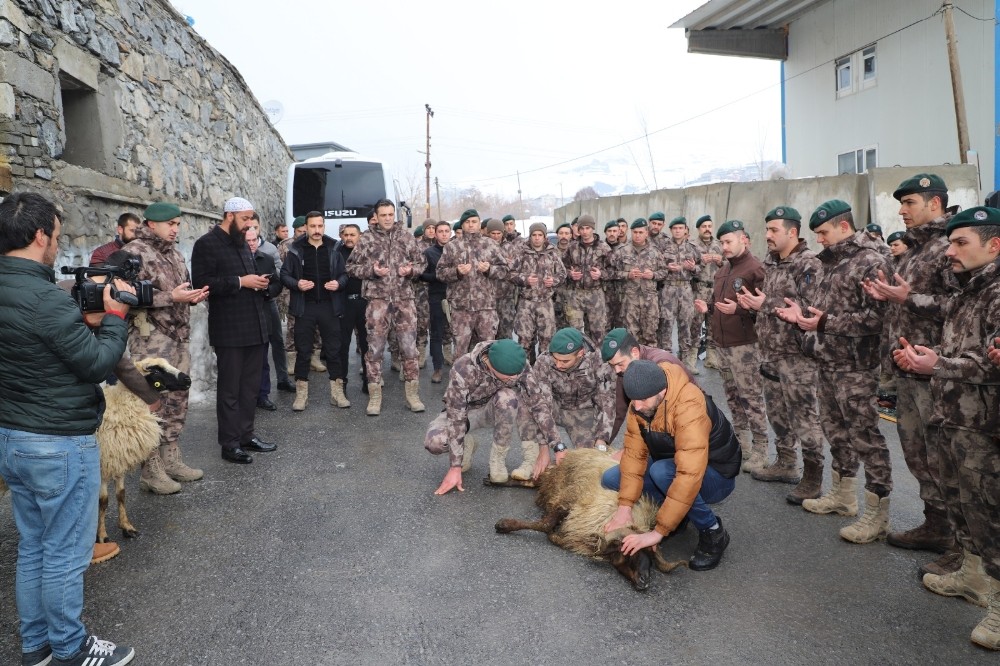 Hakkari özel harekat polislerine dualar eşliğinde çığ eğitimi 
