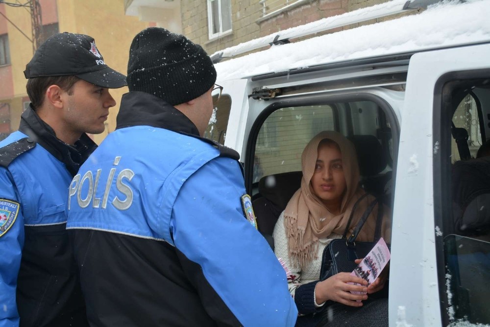 Hakkari polisi canı pahasına kadınları bilgilendiriyor 