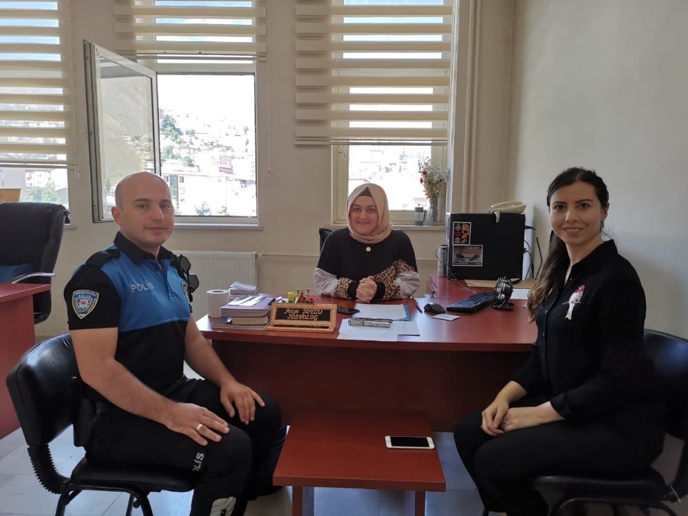 Hakkari polisi takdir topluyor 