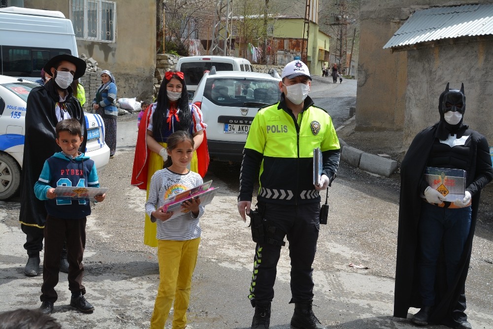 Hakkari polisinden 400 çocuğa ’23 Nisan’ hediyesi 
