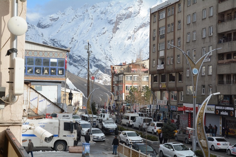 Hakkari polisinden ‘evde kalın’ anonsu 