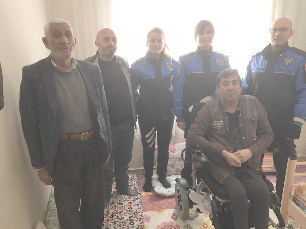 Hakkari polisinden felçli hastaya akülü sandalye 