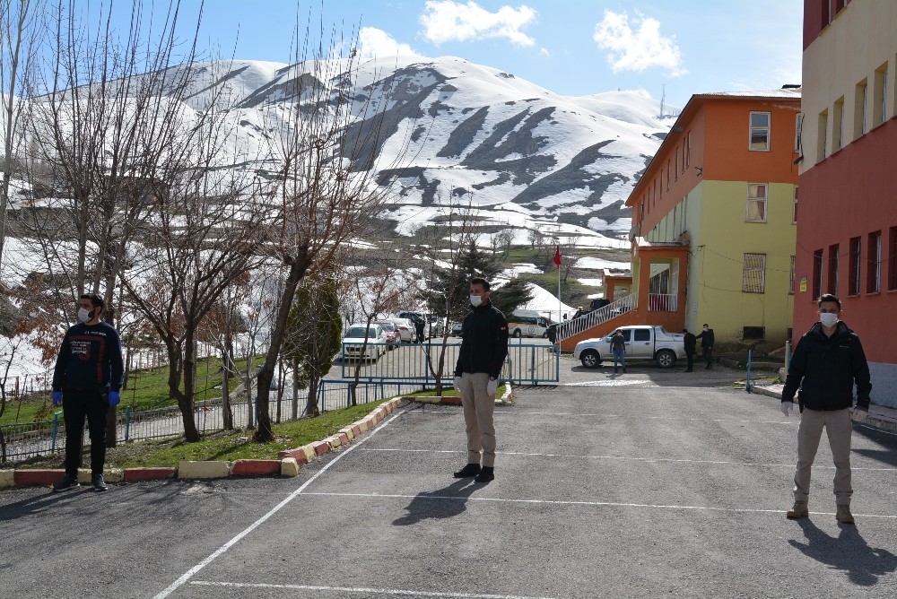Hakkari polisinden sosyal mesafe hassasiyeti 