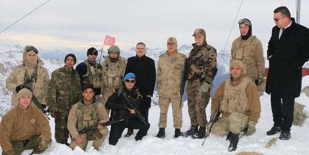 Hakkari Valisi Akbıyık'tan üs bölgesinde inceleme