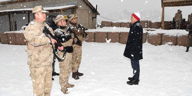Hakkari Valisi'nden üs bölgesine ziyaret