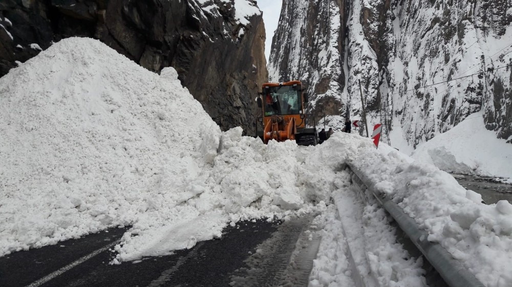 Hakkari-Van kara yoluna çığ düştü 