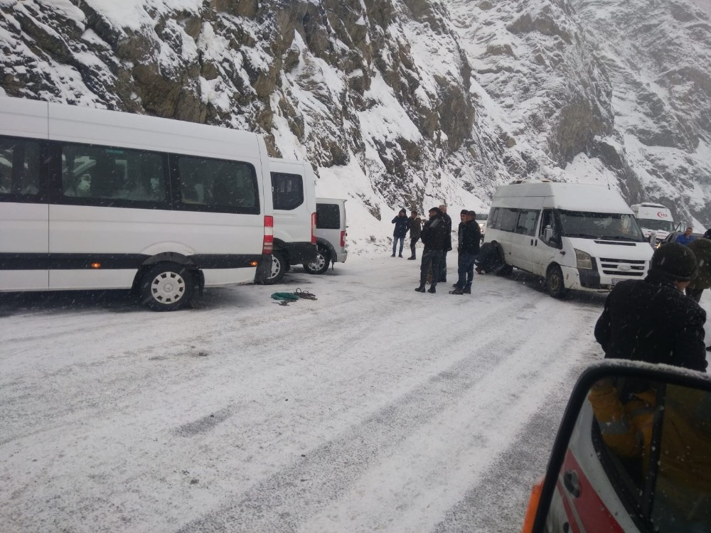 Hakkari-Van kara yolunda ulaşım güçlükle sağlanıyor 