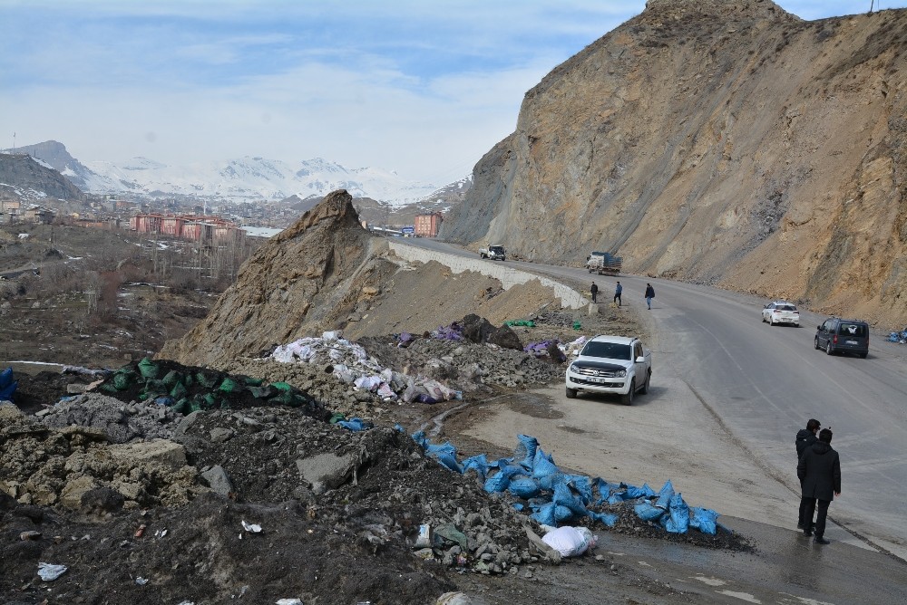Hakkari-Van karayolu atıklardan temizlendi 