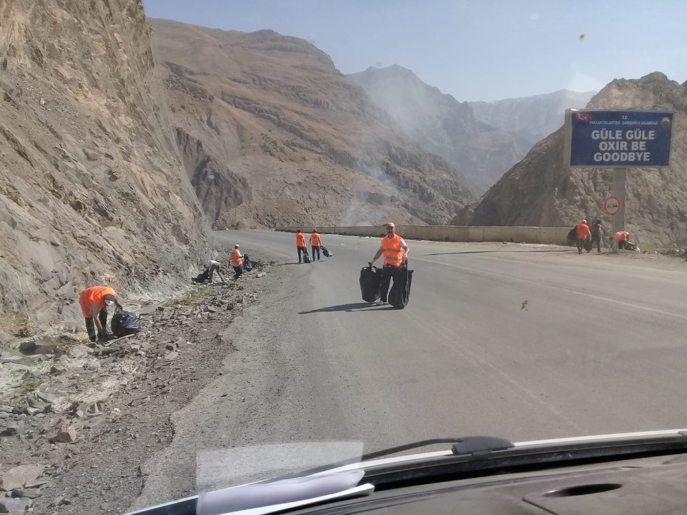 Hakkari-Van karayolu çöplerden arındırıldı 