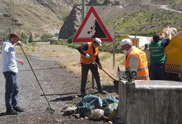 Hakkari-Van karayolu çöplerden arındırıldı 