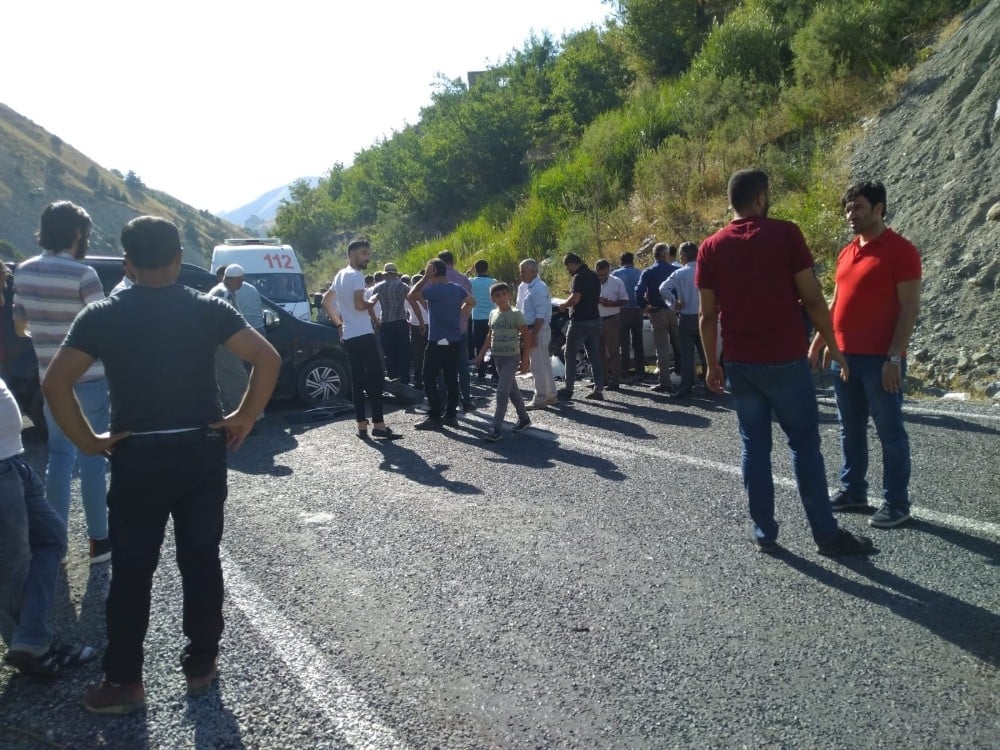 Hakkari-Van karayolunda kaza: 3 yaralı 