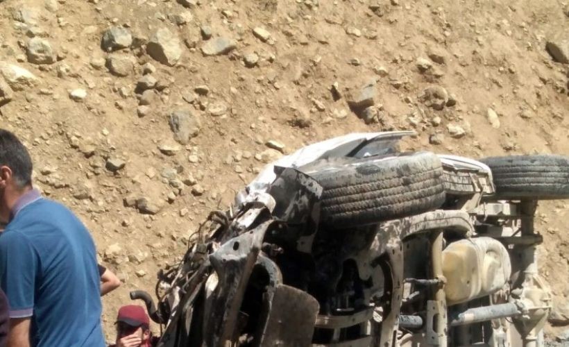 Hakkari Yüksekova'da bir araç uçuruma devrildi