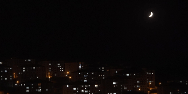 Yüksekova’da hilal güzelliği