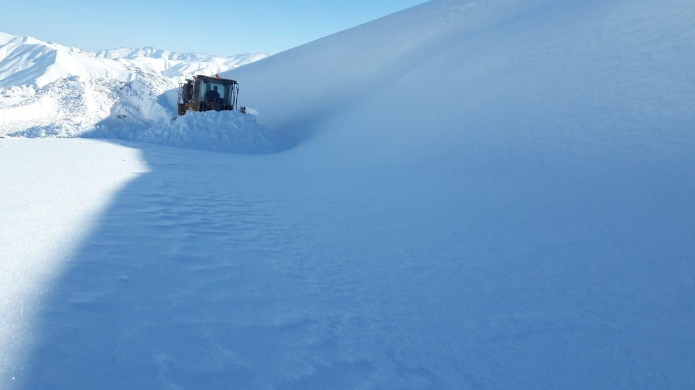 Hakkari’de 311 yerleşim yolu yeniden ulaşıma açıldı 