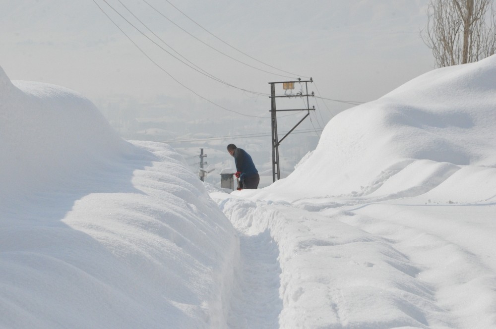 Hakkari’de 12 yerleşim yolu ulaşıma kapandı 