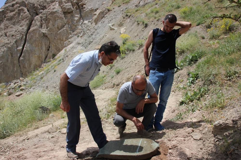 Hakkari’de 1825 tarihli 2 mezar taşı bulundu 