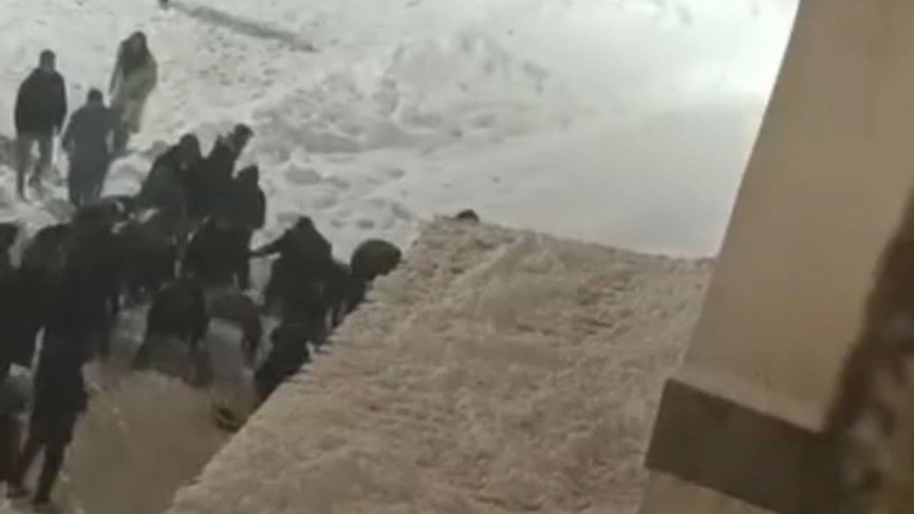 Hakkari’de 2 öğrenci kar altında kaldı