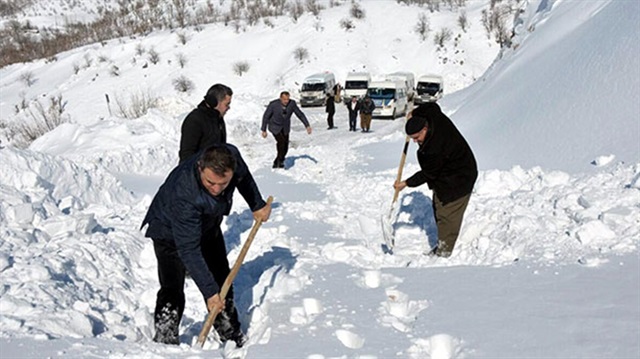Hakkari'de 20 araçlık konvoy kar kaplı yolda kaldı