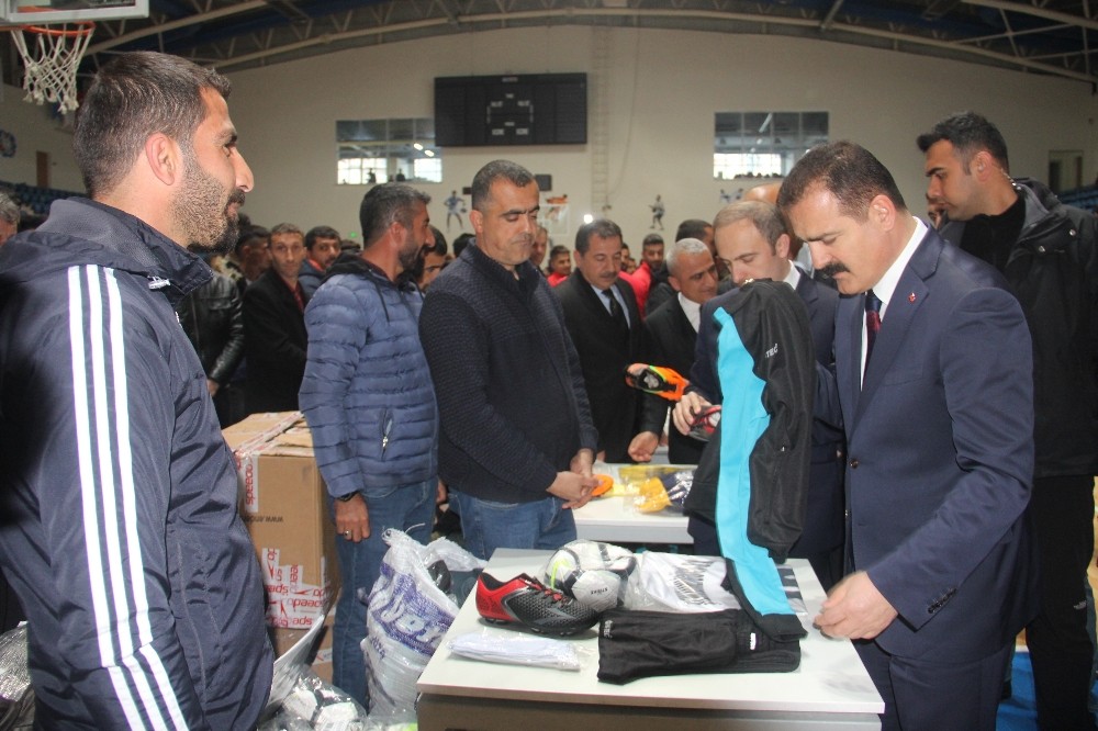 Hakkari’de 35 spor kulübüne malzeme desteği 