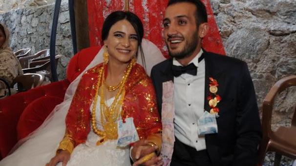 Hakkari’de 5 bin kişilik aşiret düğününde gelin altınları taşıyamadı