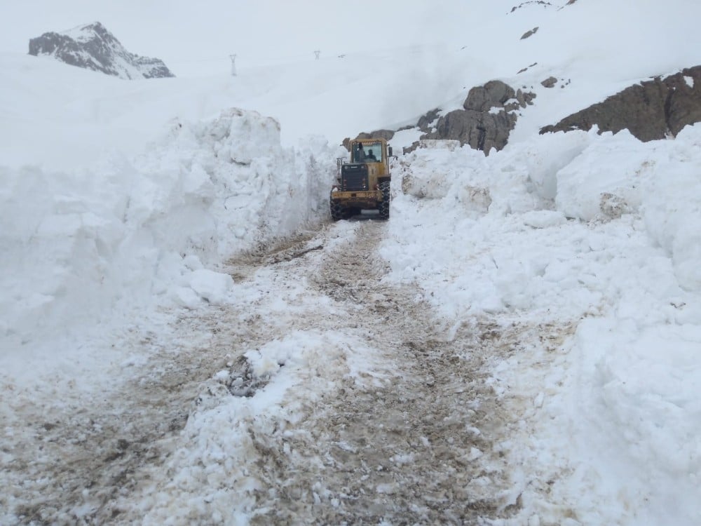 Hakkari’de 5 metreyi bulan karda yol açma çalışması 