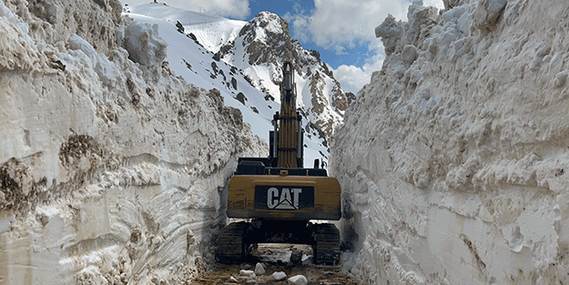 Hakkari’de 5 metreyi bulan karda yol açma çalışması