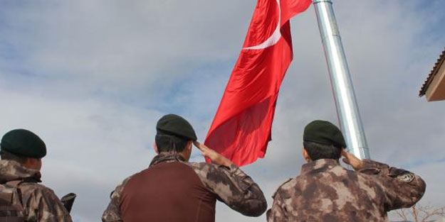 Hakkari'de 50 metrelik direğe Türk bayrağı çekildi