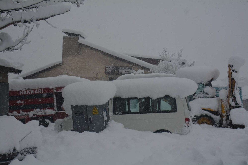 Hakkari’de 53 yerleşim yeri ulaşıma kapandı 