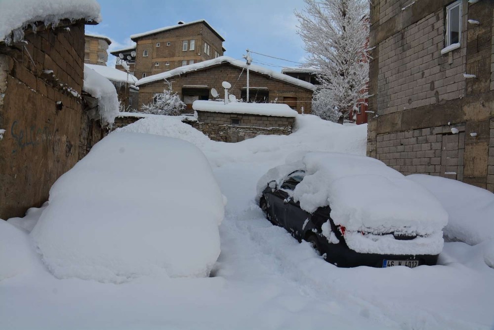 Hakkari’de 73 yerleşim yeri kapandı 