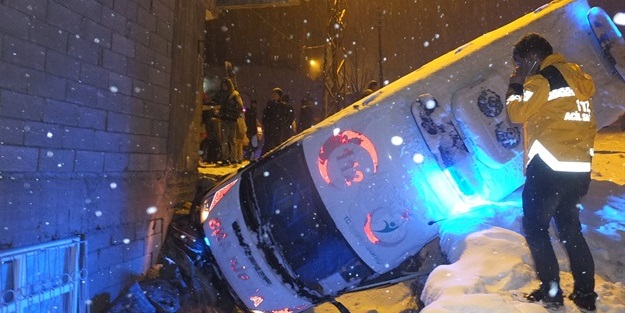 Hakkari'de ambulans kazası