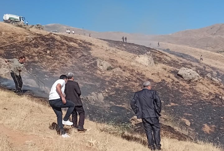 Hakkari’de anız yangını korkuttu: Belediye Başkanı ve vatandaşlar müdahale etti