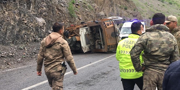 Hakkari'de askeri araç devrildi! Yaralı askerler var