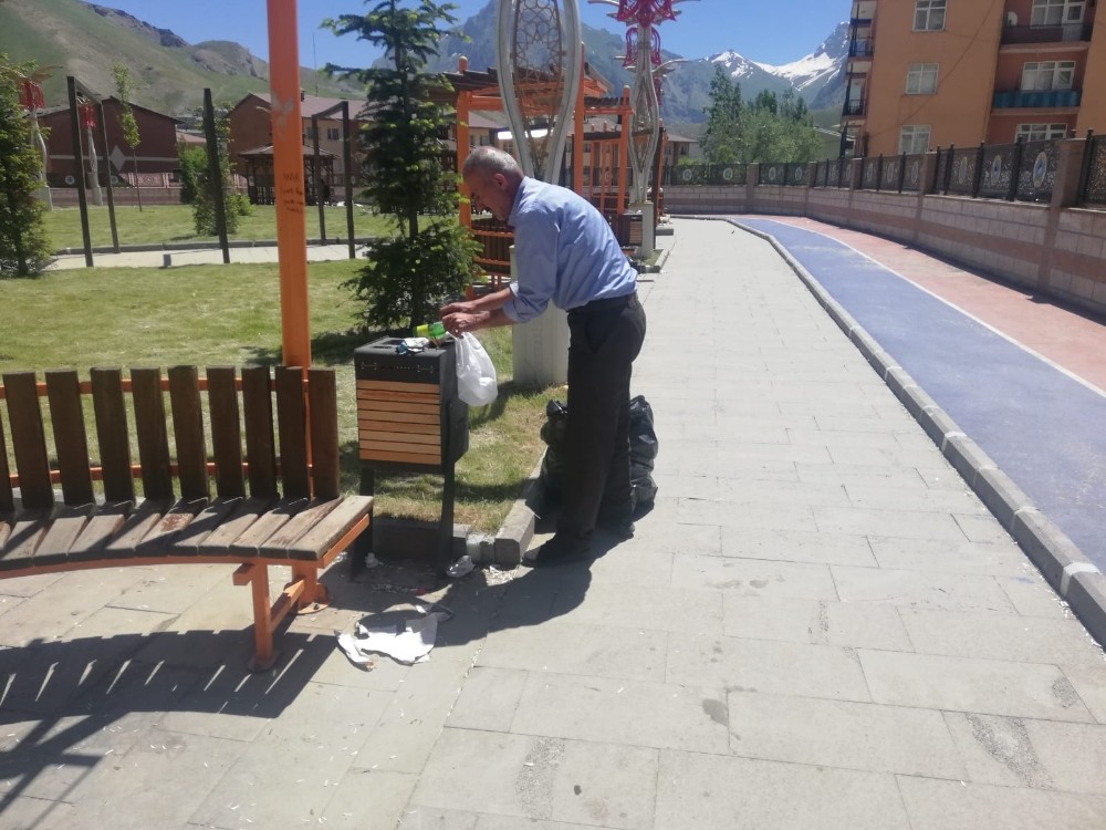 Hakkari’de bazı duyarsız vatandaşlar parklarda kirliliğe sebebiyet veriyor 