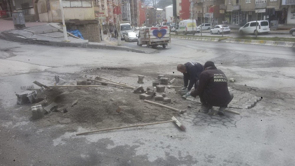 Hakkari’de bozuk yollar onarılıyor 
