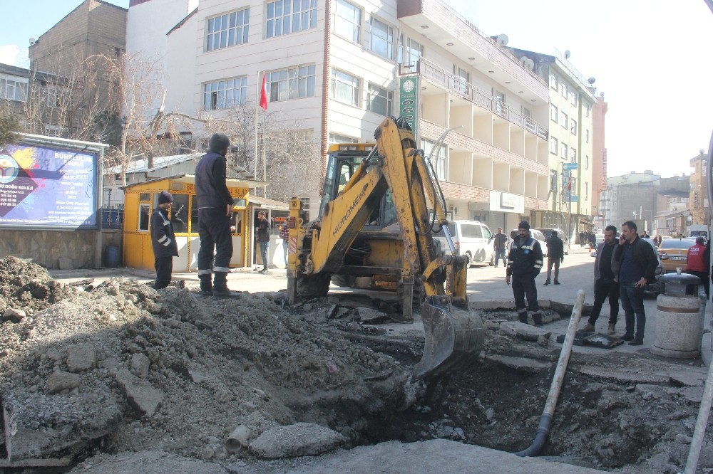 Hakkari’de bozulan yollar onarılıyor 