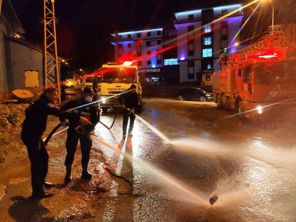 Hakkari’de caddeler tazyikli suyla yıkanıyor 