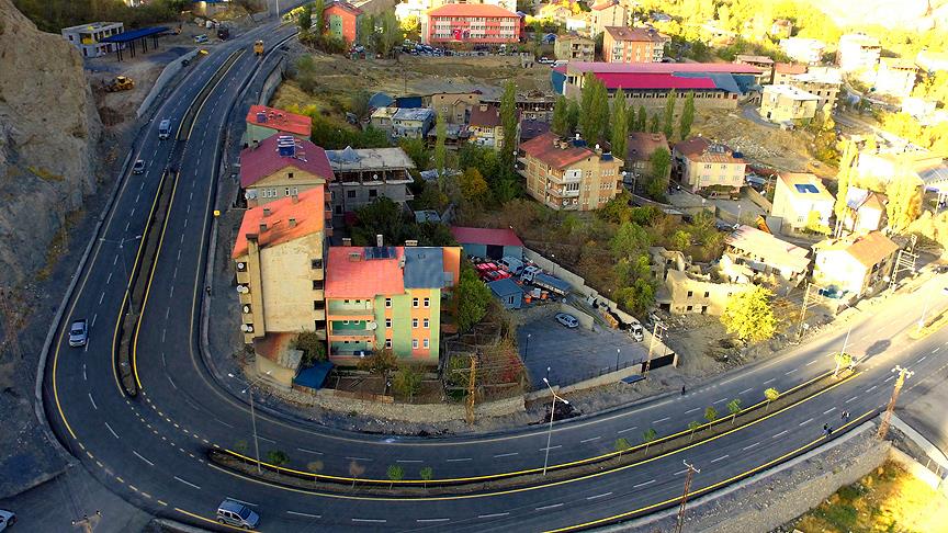 Hakkari'de çamurdan geçilmeyen yollar asfaltlandı