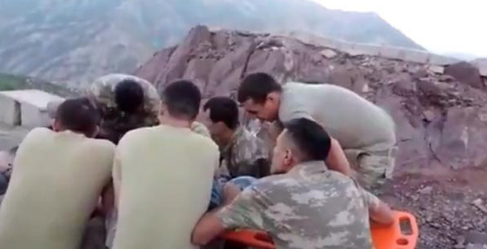 Hakkari’de çatıdan düşen çocuğun yardımına askerler yetişti