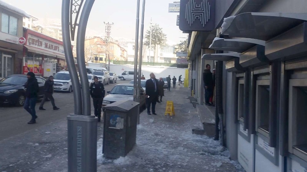 Hakkari’de çatılardaki buz sarkıtları temizlendi 
