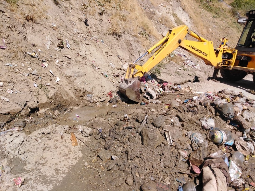 Hakkari’de çevreye rastgele atılan çöplerle mücadele 