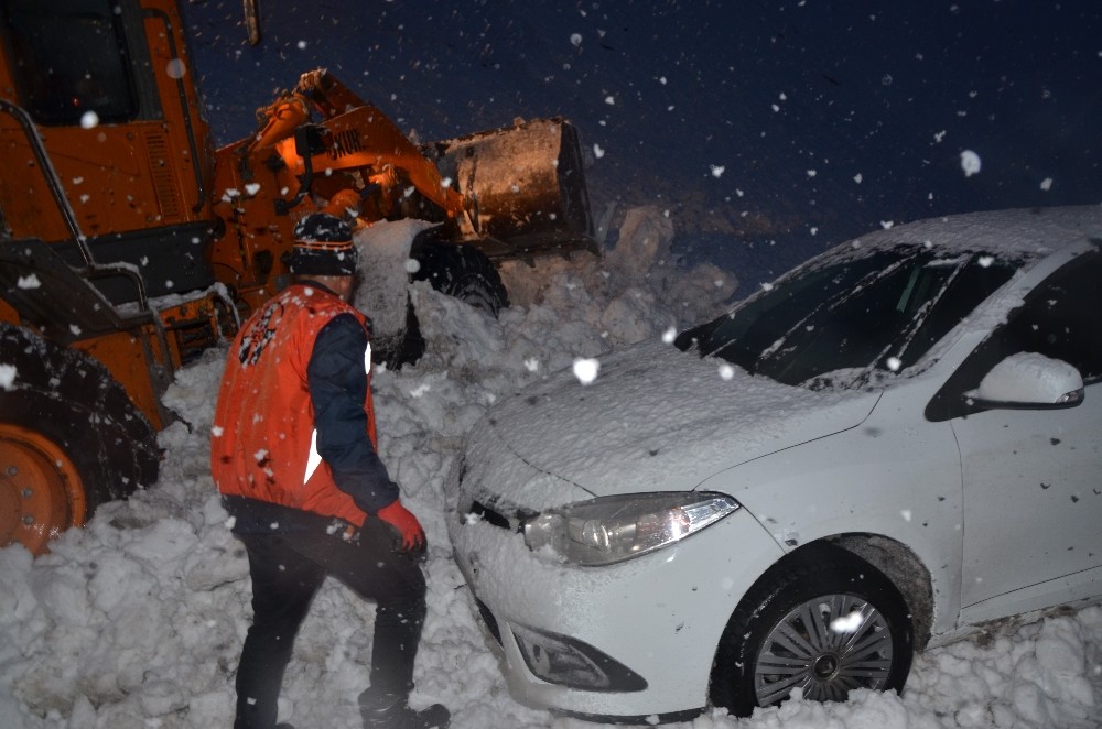 Hakkari’de çığ nedeniyle mahsur kalan 11 kişi kurtarıldı 