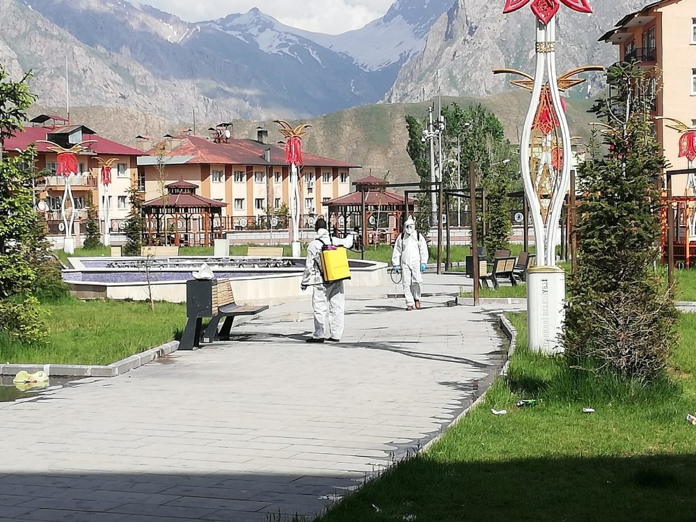 Hakkari’de çocuk parkları dezenfekte edildi 