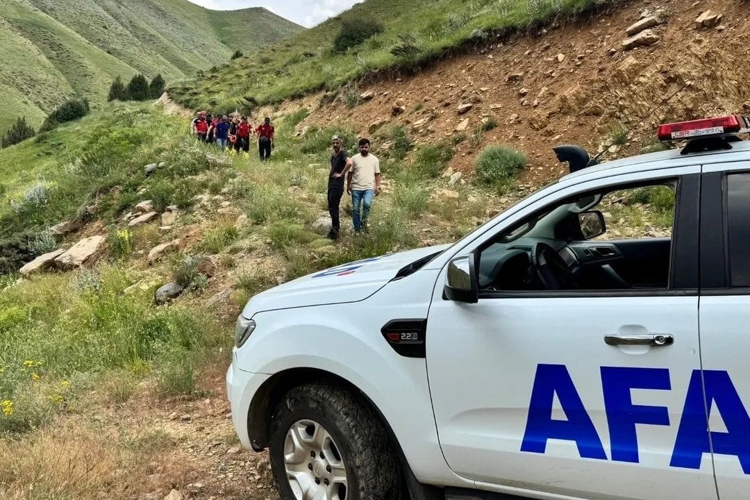 Hakkari'de dağdan düşen yaralı şahıs kurtarıldı