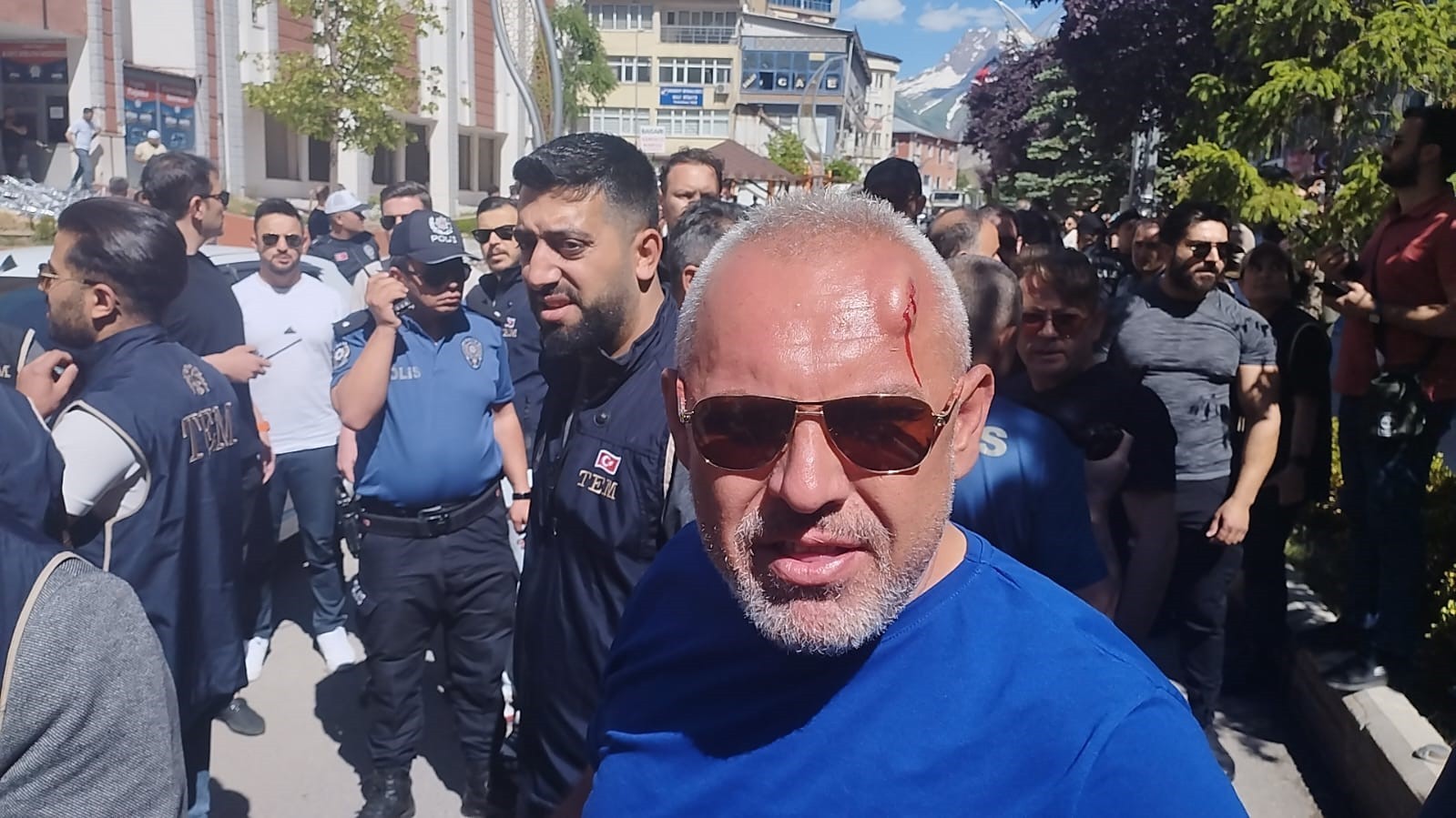 Hakkari'de DEM'liler polise saldırdı!